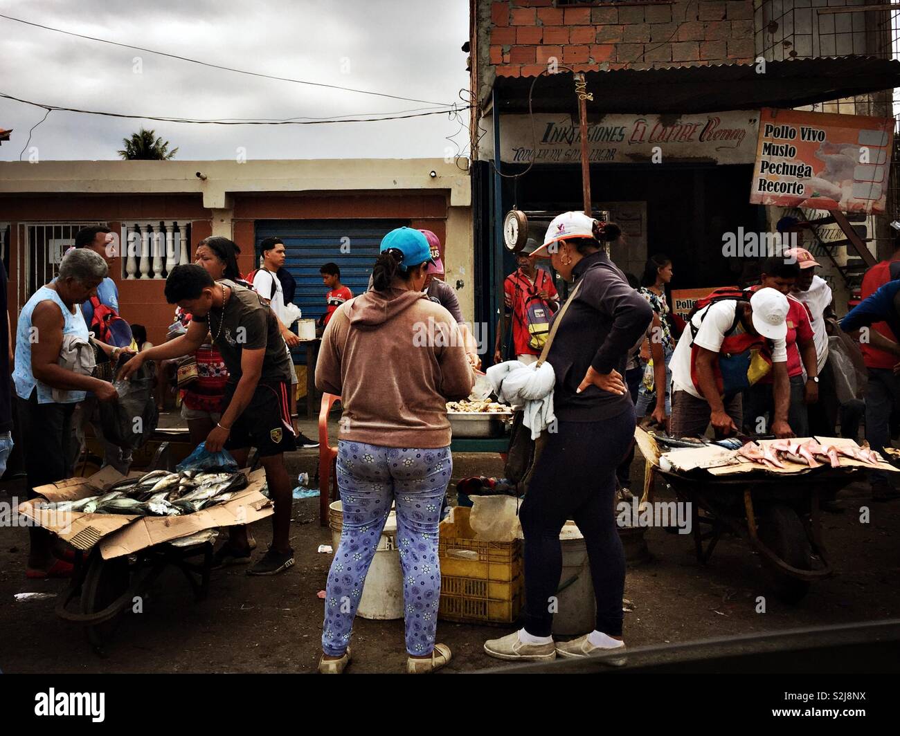 Persone che acquistano prodotti alimentari nel mercato di strada. Cumana, Venezuela Foto Stock