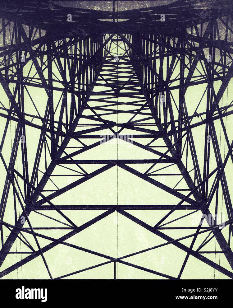 Guardando in alto, da sotto un traliccio di elettricità Foto Stock