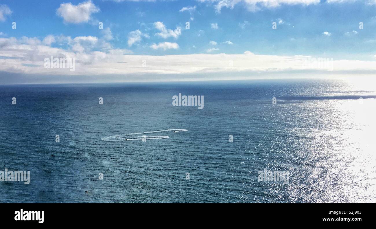 Mare capperi. Barche messing about nel Canale della Manica. Scena minimalista. Foto Stock