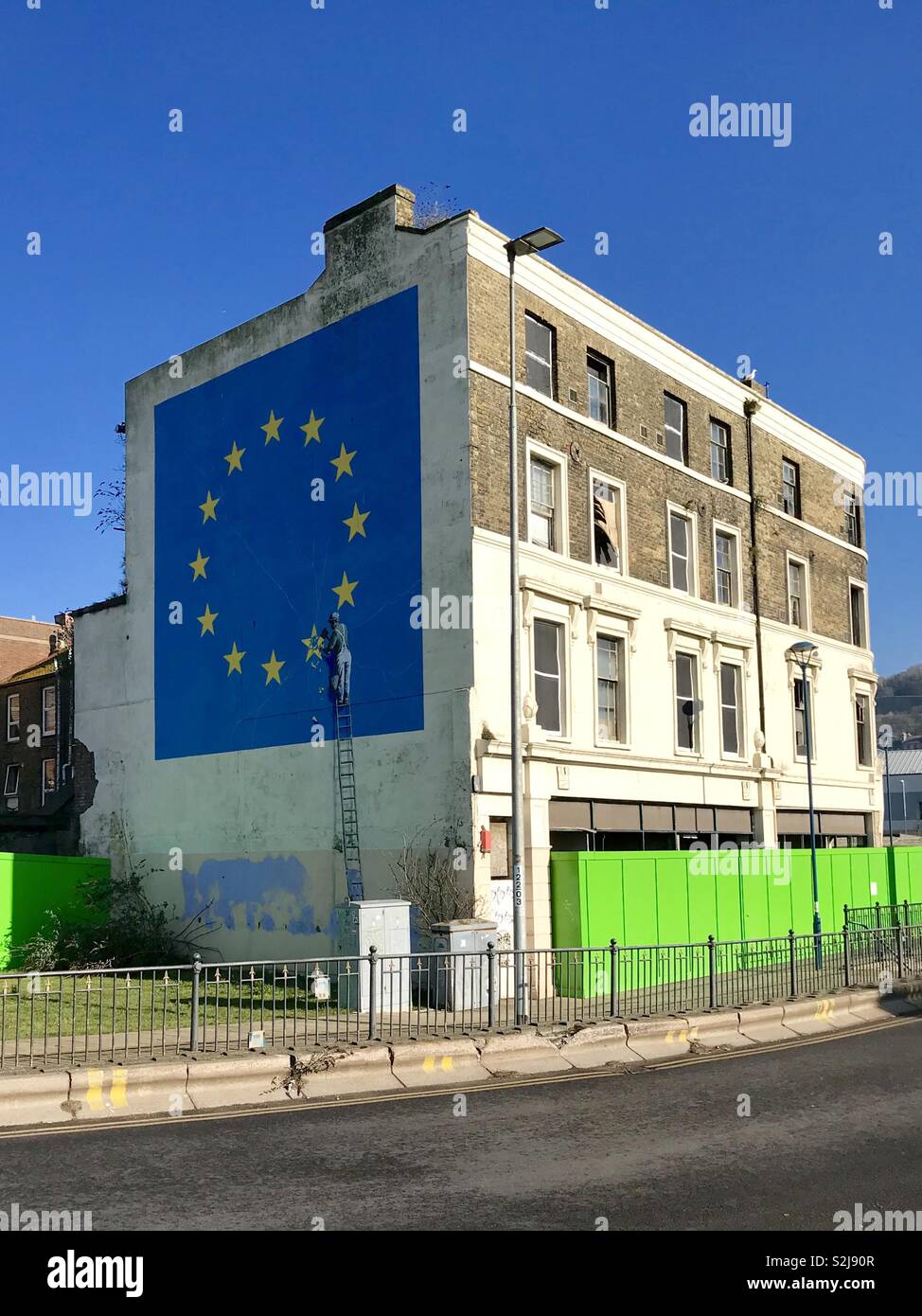 Unione Europea themed Banksy murale sulla facciata di un edificio a Dover, Regno Unito - Immagine stock catturata con smartphone