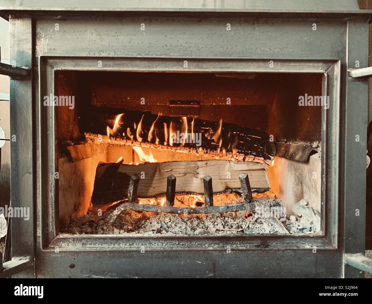 I registri di masterizzazione in un caminetto - Immagine stock catturata con smartphone