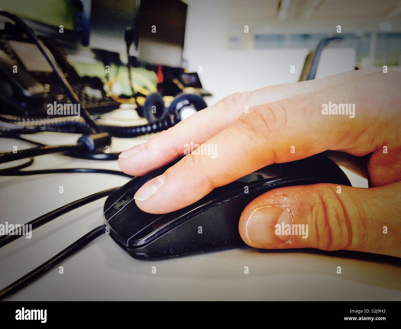 Mano maschio utilizzando un mouse del computer. Foto Stock