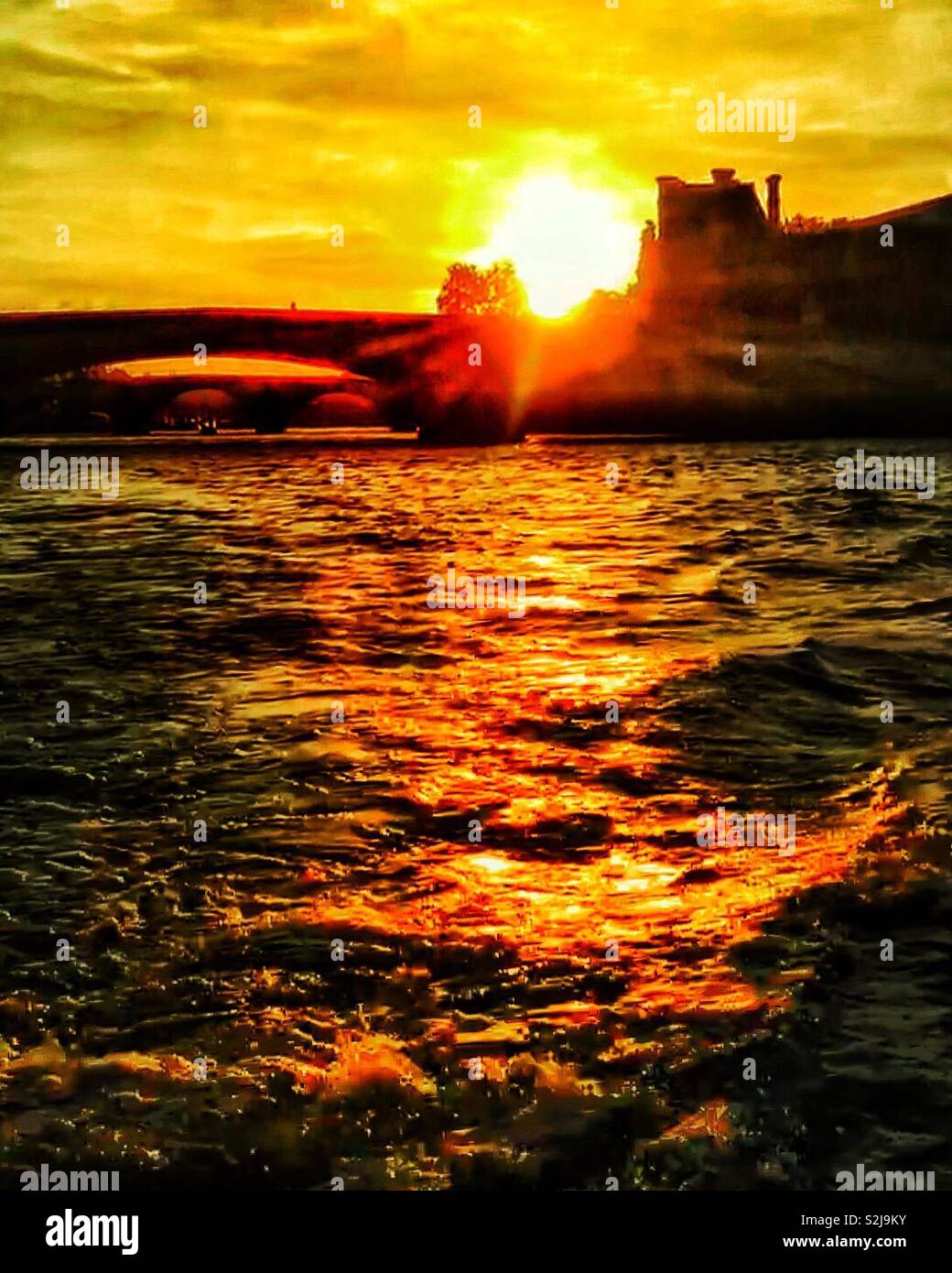 Tramonto sul fiume Senna a Parigi. - Immagine stock catturata con smartphone