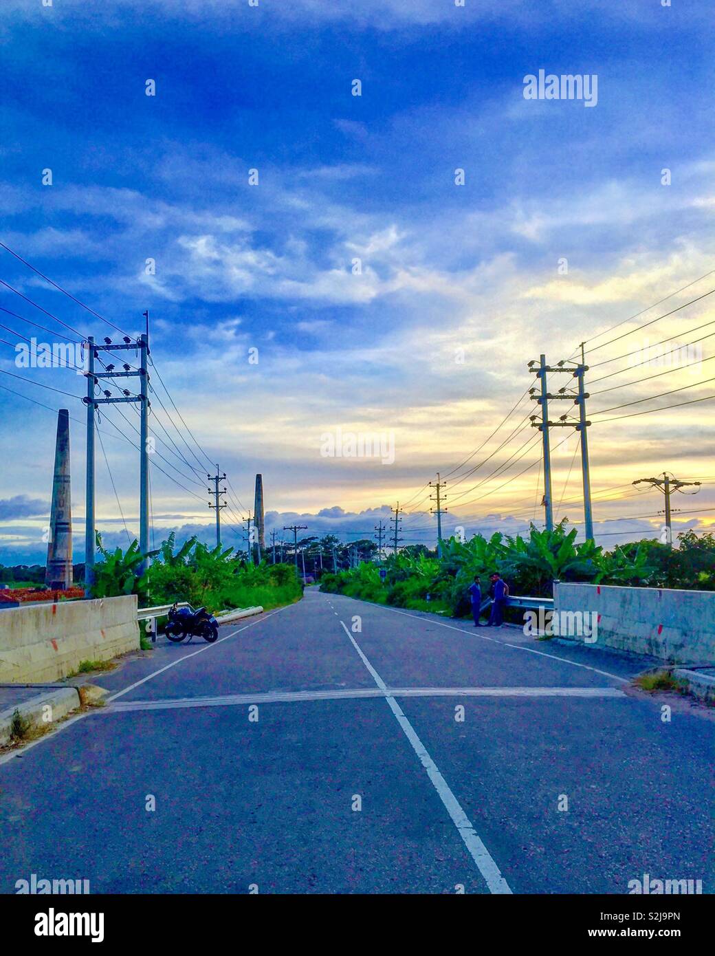 Autostrada solitario di sera Foto Stock