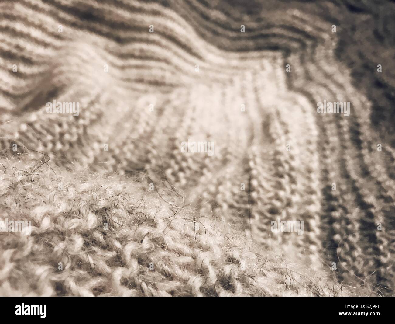 Sovradimensionato scialle grigio a maglia con fuzzy filato islandese Foto Stock