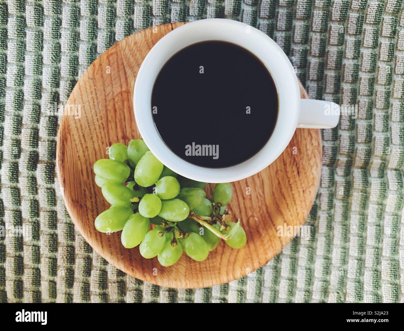 Caffè e uve su una piastra - Immagine stock catturata con smartphone