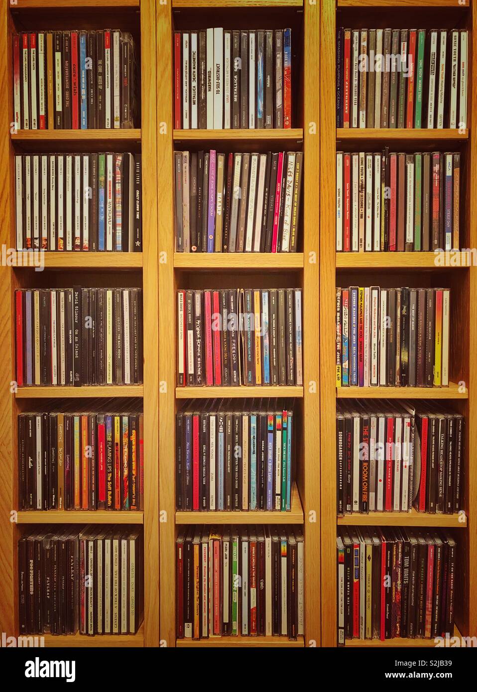 Collezione di CD in un telaio di legno. Foto Stock