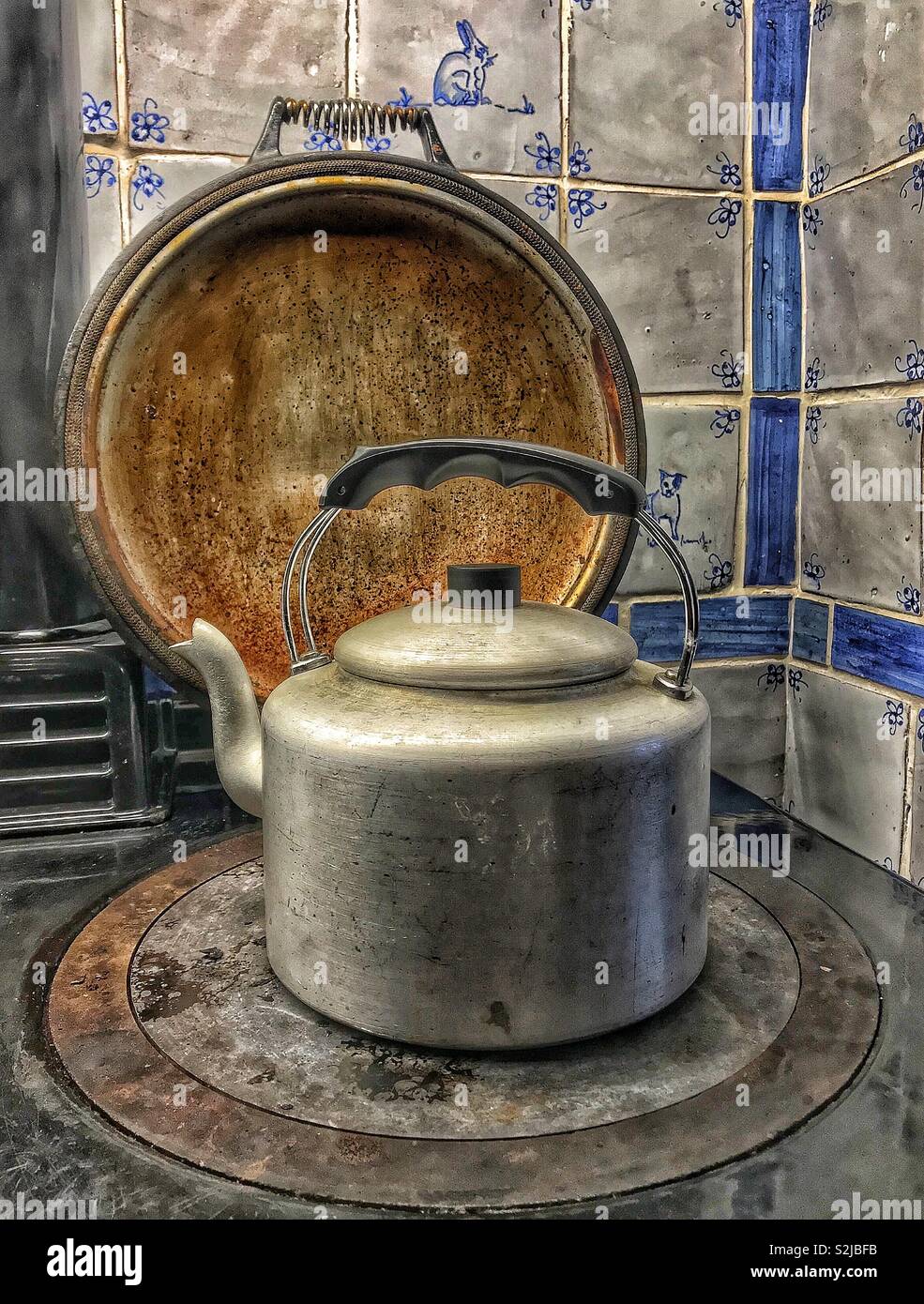 Bollitore con un petrolio-sparò Aga Rangemaster. Marzo 2019. Foto Stock