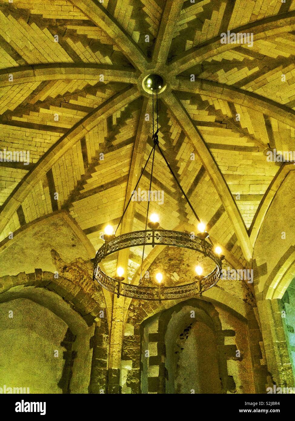 Dettaglio del medievale ornato soffitto a volte del XIII secolo torre Wakefield nella Torre di Londra, Inghilterra, Regno Unito. Foto Stock