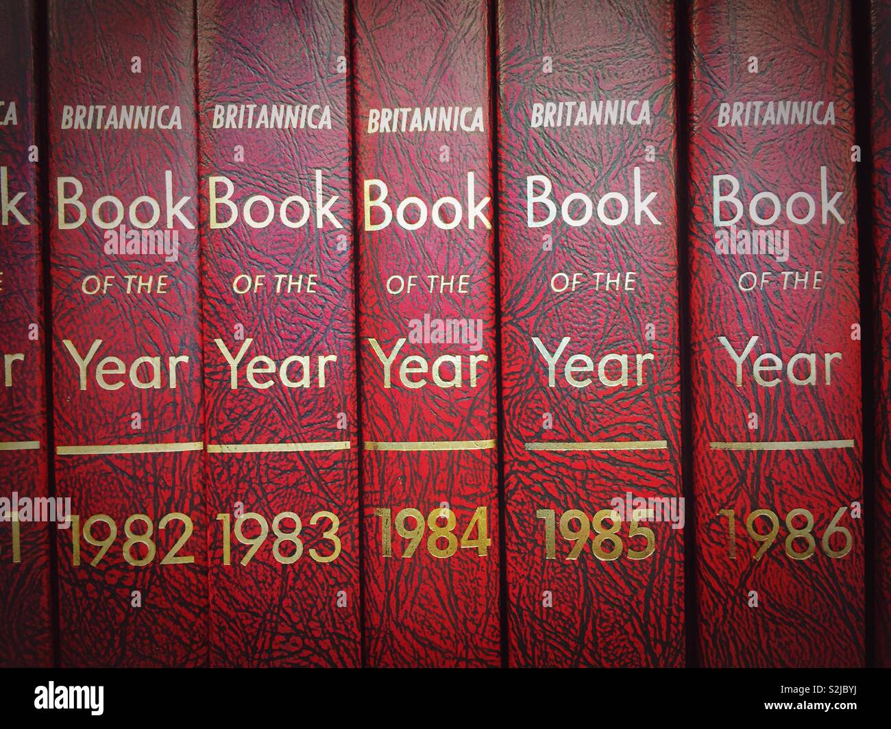 Enciclopedia Britannica libro dell'anno 19 82-86 nella città di New York Public Library, Stati Uniti - Immagine stock catturata con smartphone