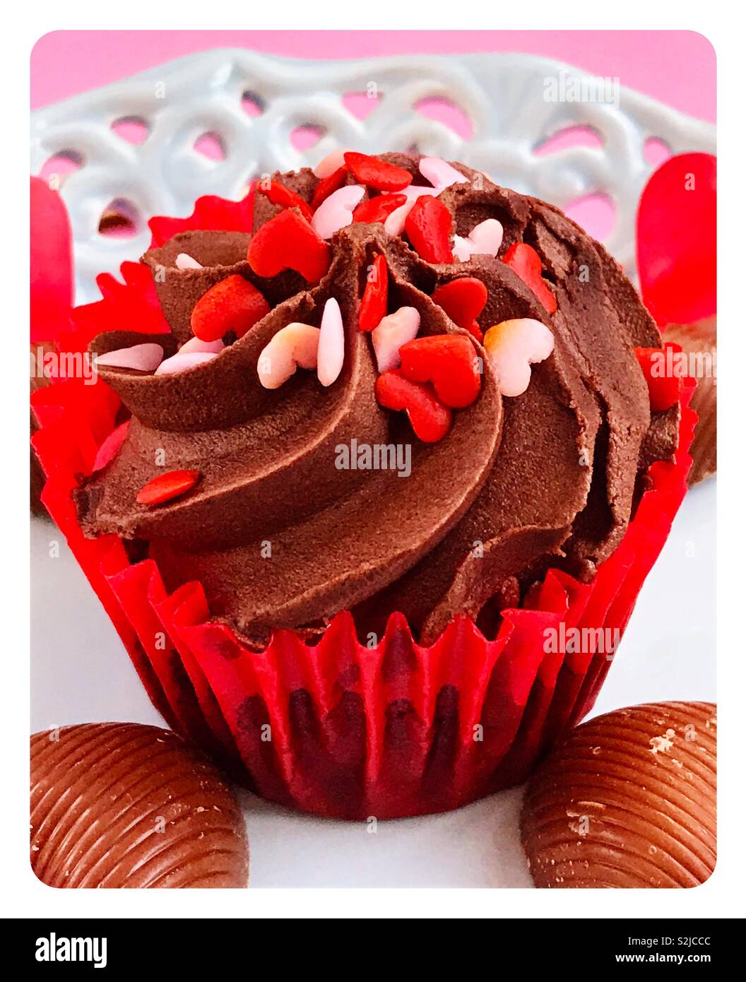 Tortina di cioccolato su un vintage blue plate. Sfondo rosa. - Immagine stock catturata con smartphone