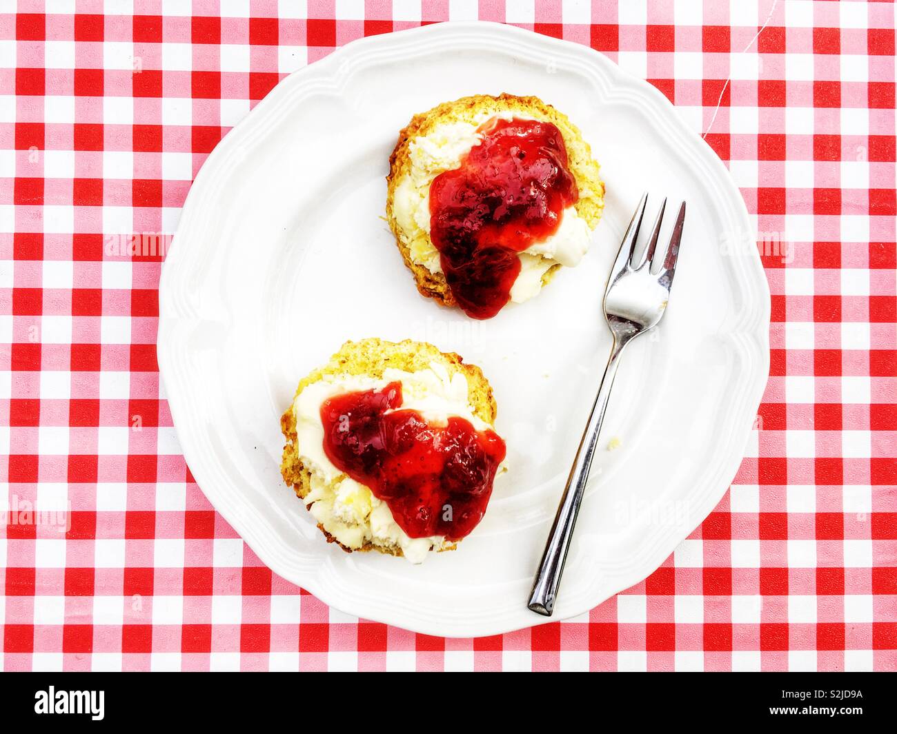 In casa focaccine con crema e confettura di fragole Foto Stock
