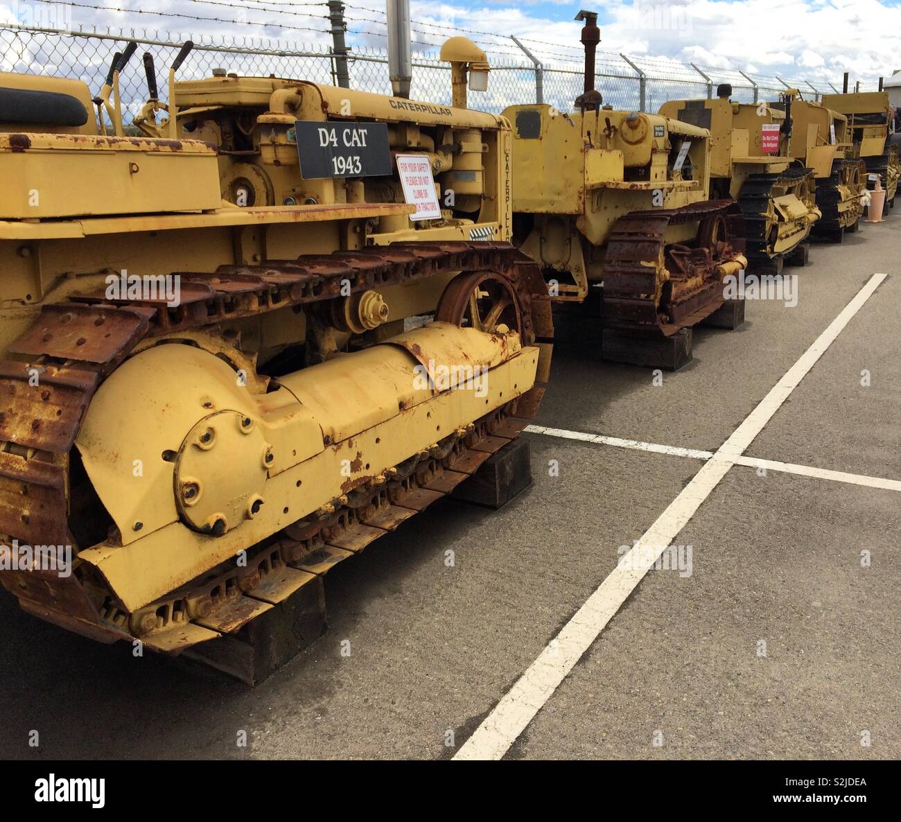 Antiche attrezzature agricole, fattorie Simonian, Fresno, California, Stati Uniti - Immagine stock catturata con smartphone