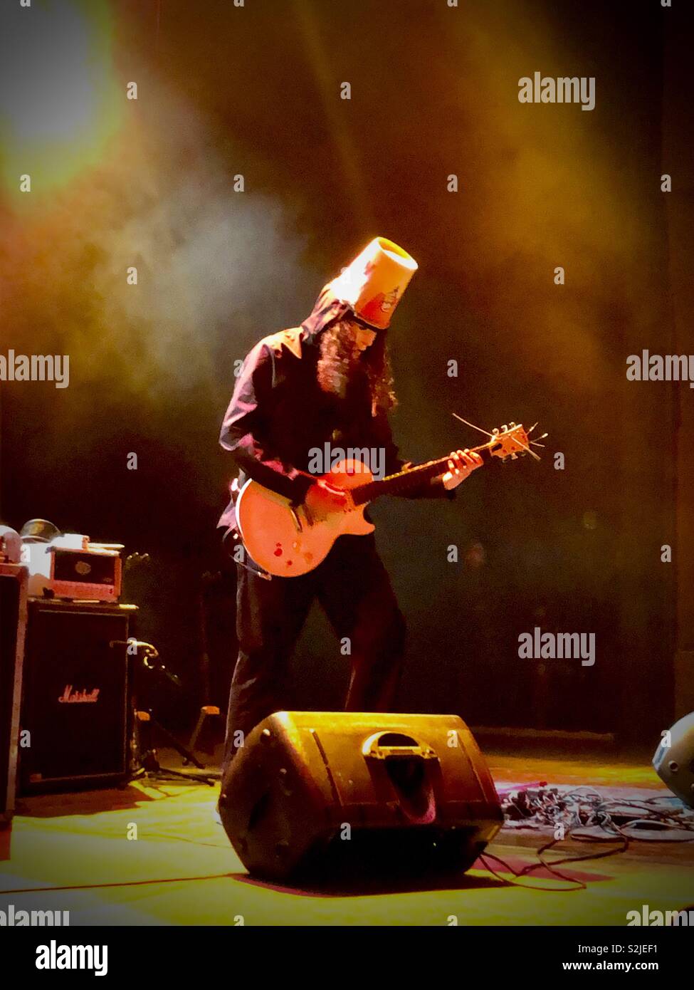 Buckethead suona presso il Teatro Azteca in San Antonio Texas il 6 marzo 2019 - Immagine stock catturata con smartphone