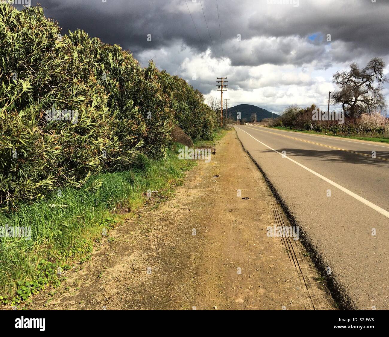 Dal lato della strada sotto il cielo tempestoso vicino a Fresno, California, Stati Uniti Foto Stock