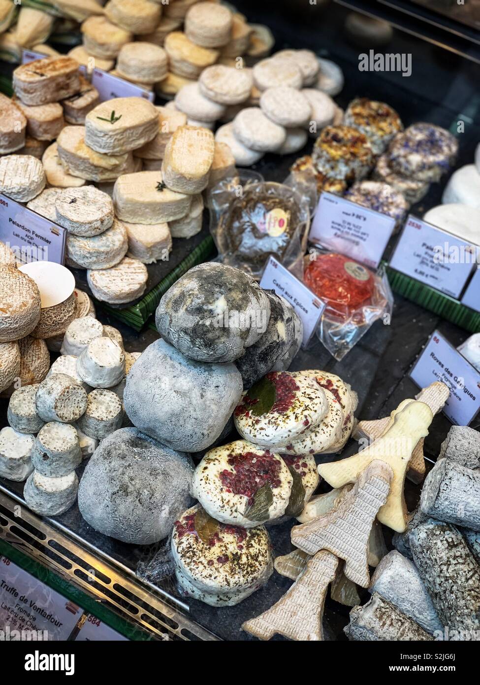 Una ampia varietà di formaggio e fromage in vendita da un negozio parigino Foto Stock