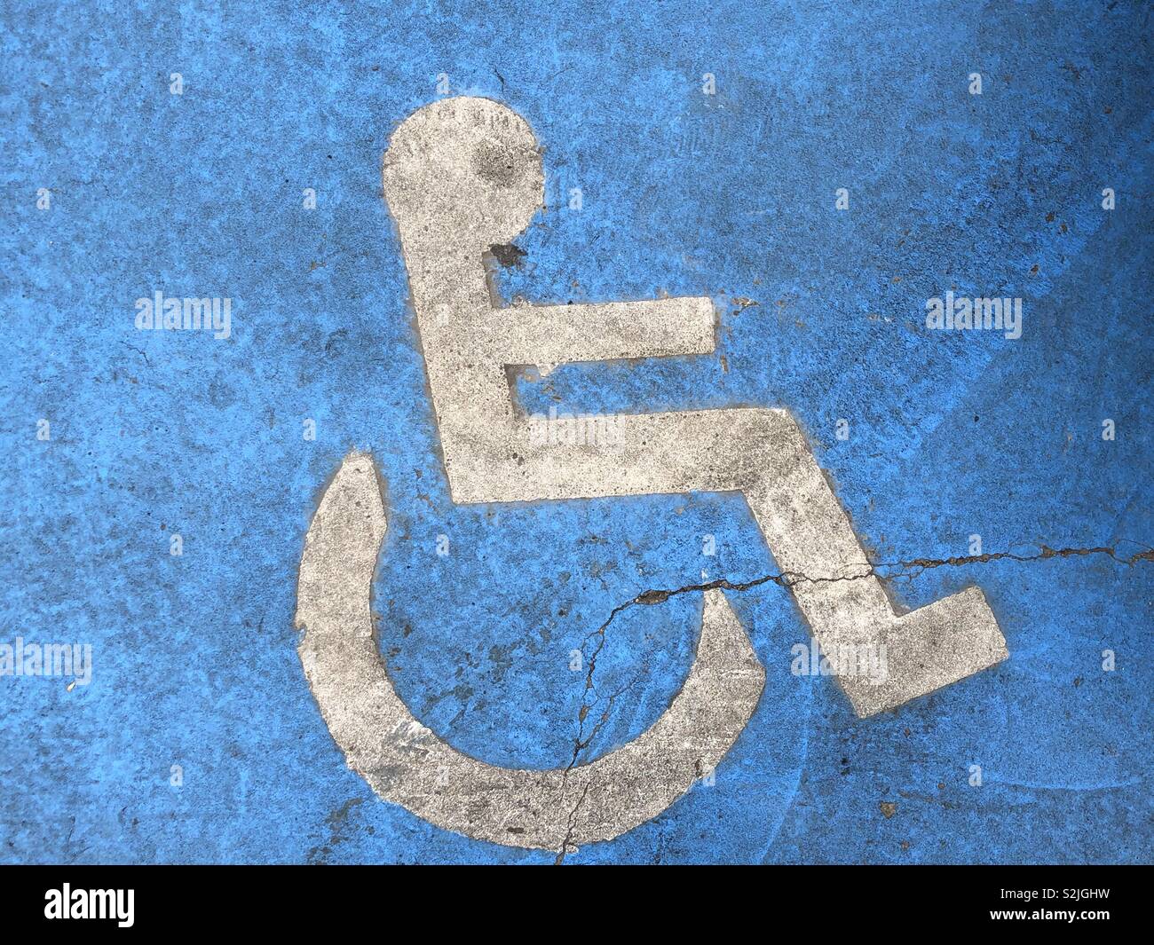 Accesso portatori di handicap su una zona di parcheggio di Bucarest Foto Stock