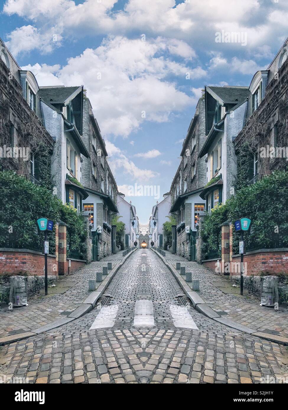 Una surreale immagine speculare scena di strada che è arte digitale creata da un'immagine di un quartiere di Londra. Foto Stock