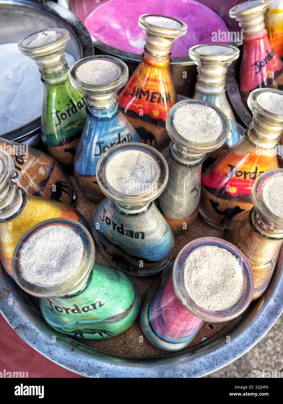 Quattro Piccole Bottiglie Di Vetro Con La Sabbia Colorata Fotografia Stock  - Immagine di sabbia, chiuso: 108992004