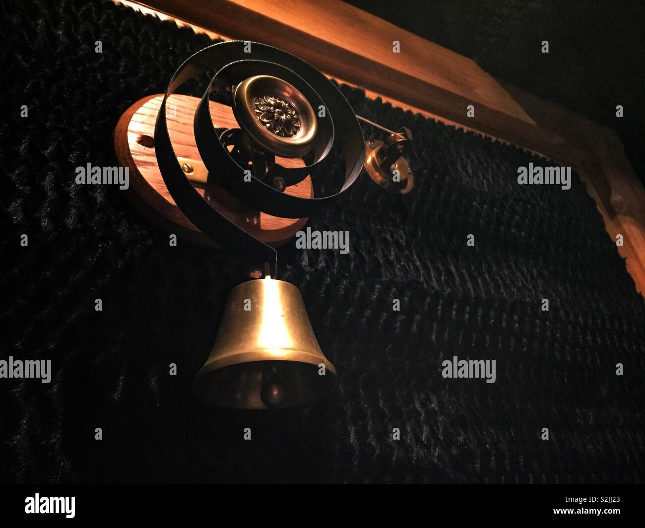 E la campana della porta a molla elicoidale vecchio stile - Immagine stock catturata con smartphone