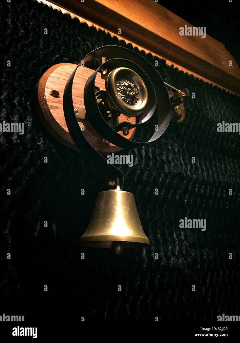 E la campana della porta a molla elicoidale vecchio stile - Immagine stock catturata con smartphone