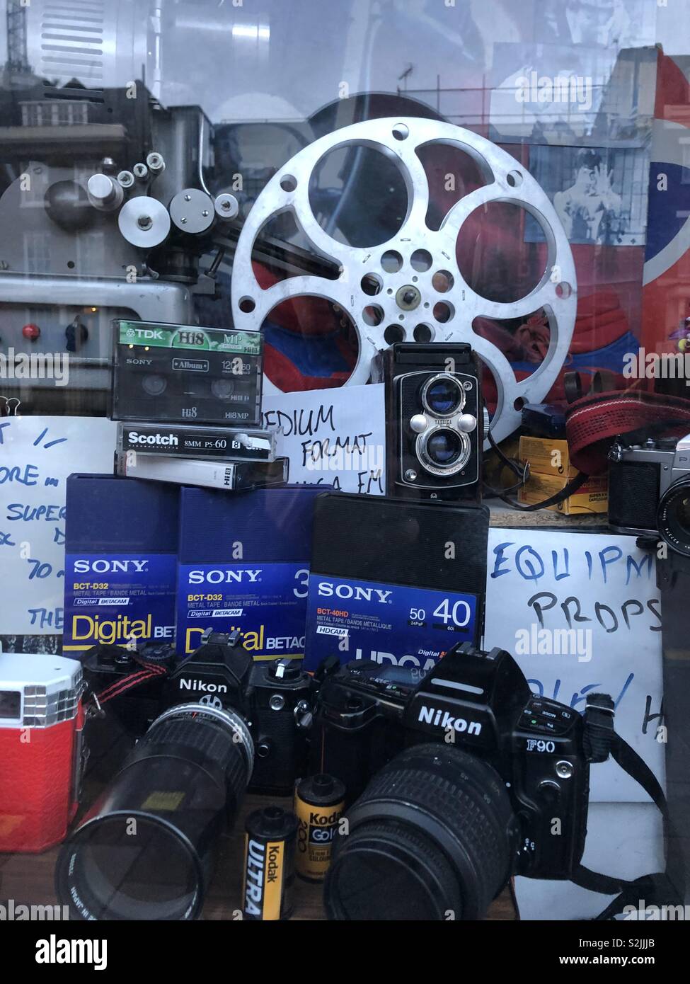 Fotografia analogica attrezzature e una bobina di pellicola in un negozio la finestra di visualizzazione Foto Stock