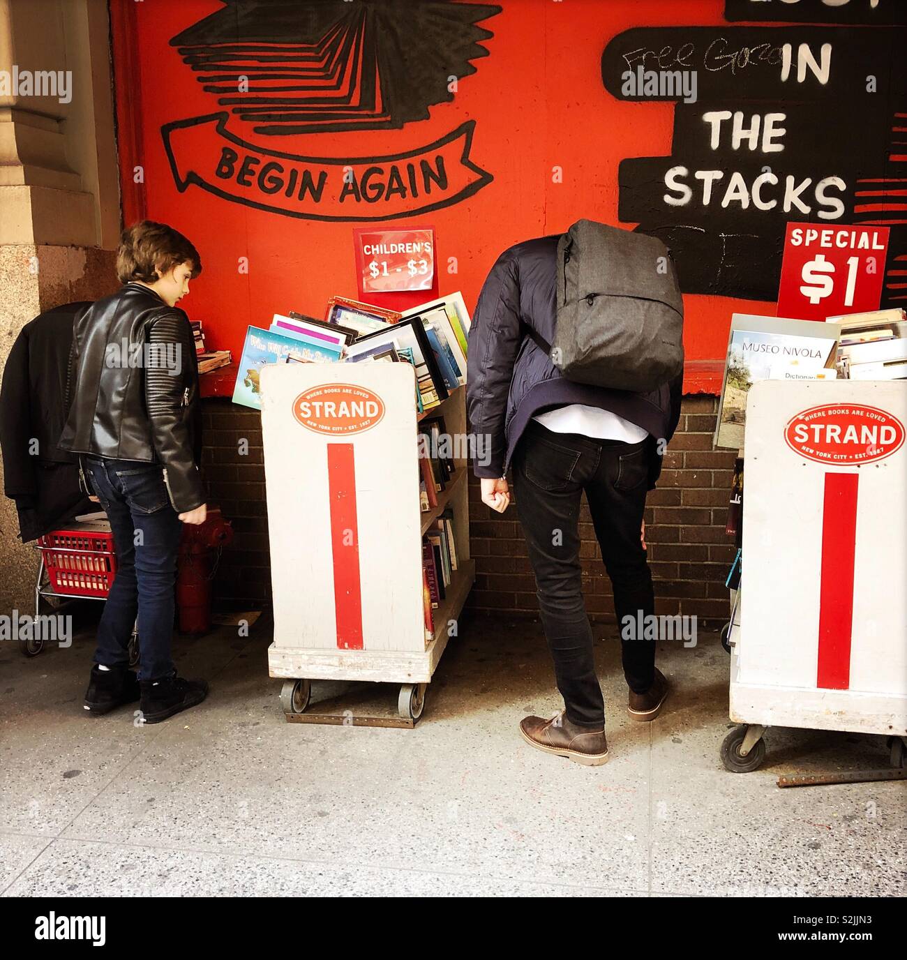Guardando attraverso le canzoni di rack fuori lo Strand Bookstore, New York City. Foto Stock