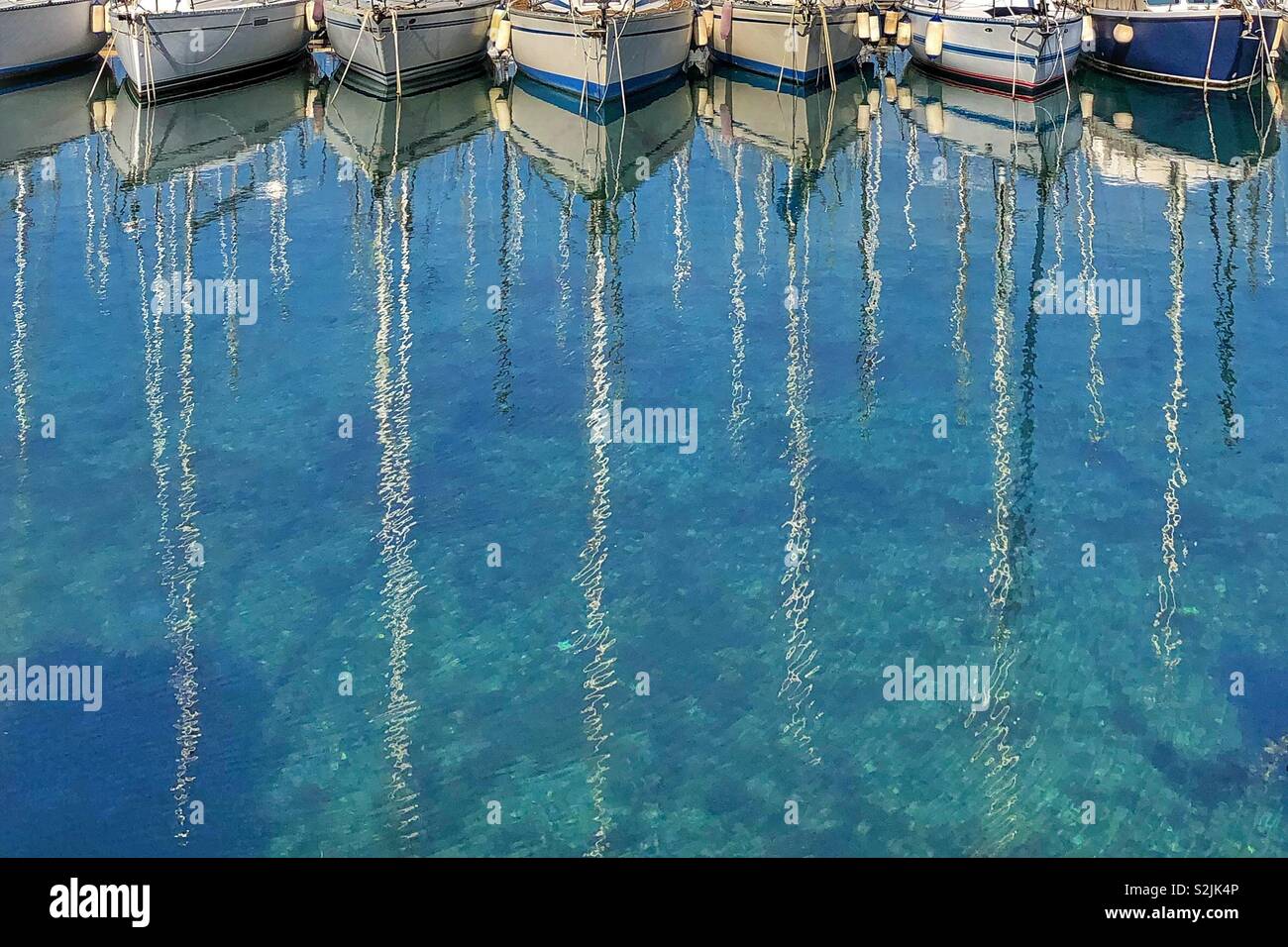 Barche a vela riflettendo in acqua - Immagine stock catturata con smartphone