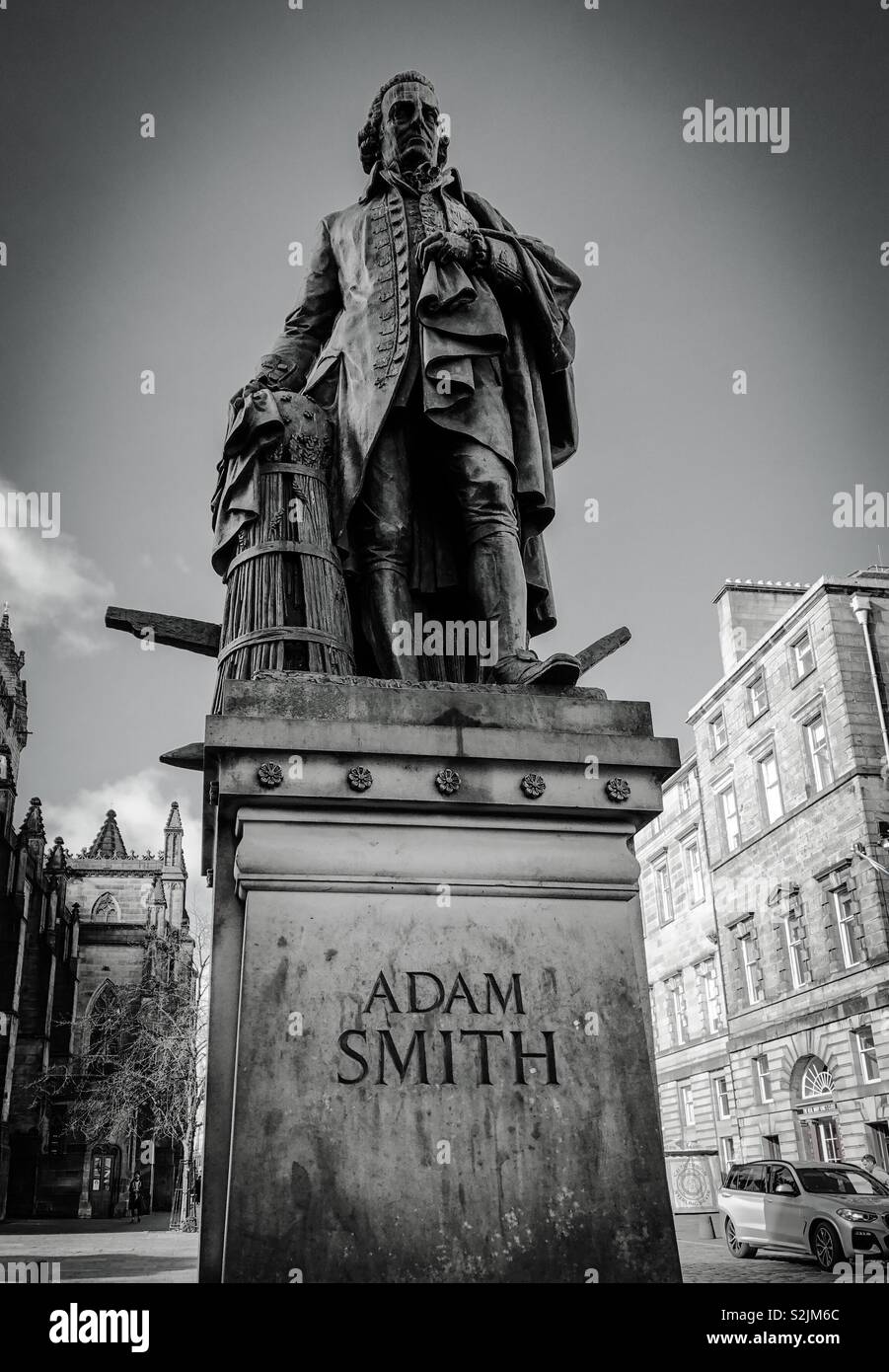 Statua di Adam Smith, il grande economista scozzese. Il Royal Mile. Edimburgo. La Scozia. Regno Unito. Foto Stock