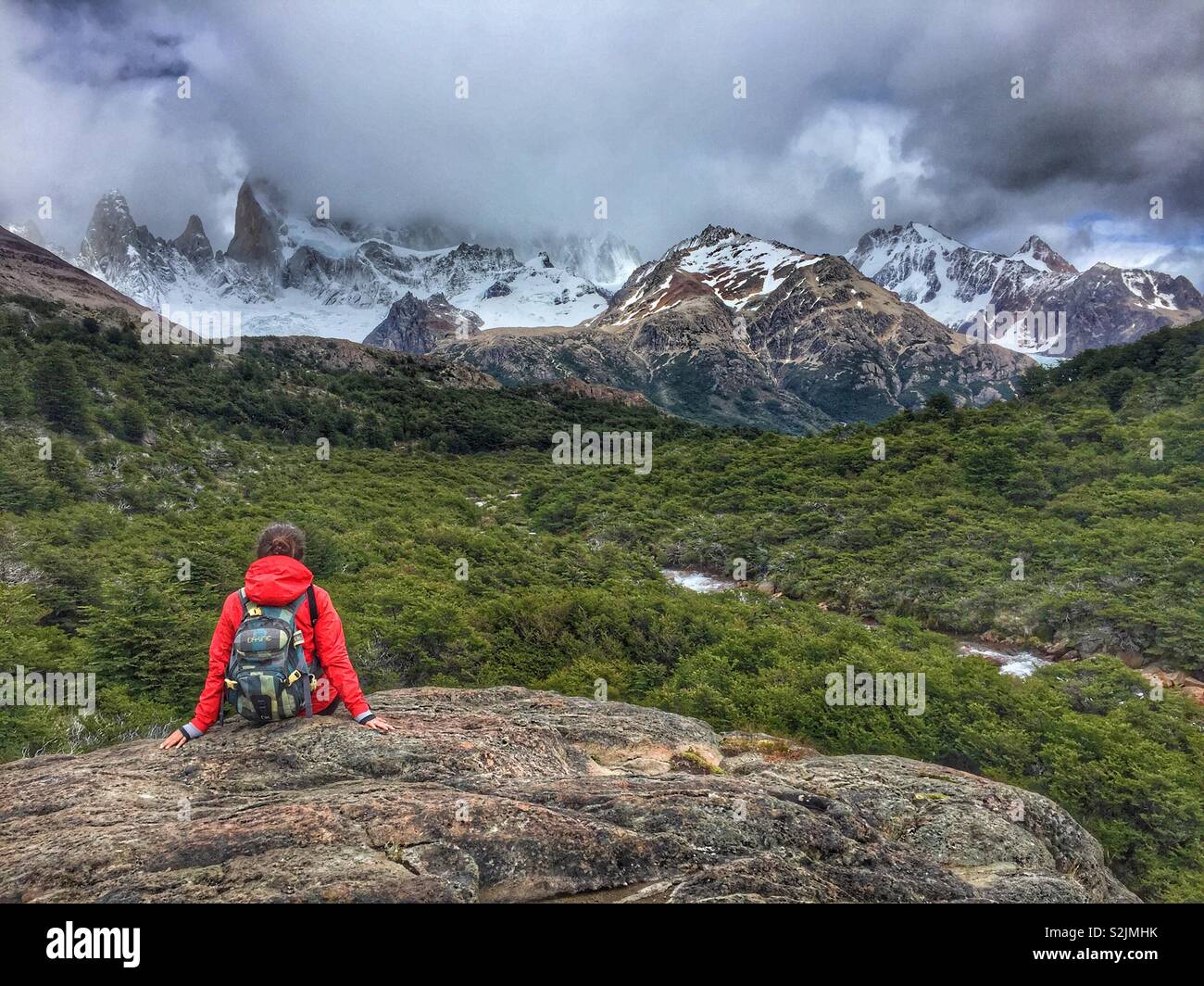 Giovane donna in montagna, Los ghiacciai Parco Nazionale, Argentina Foto Stock