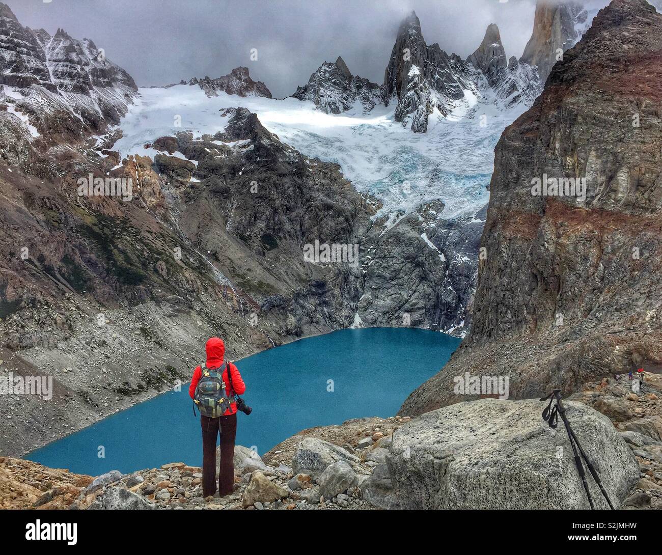 Giovane donna osservando la bellezza del paesaggio di montagna a Los ghiacciai Parco Nazionale in Argentina - Immagine stock catturata con smartphone