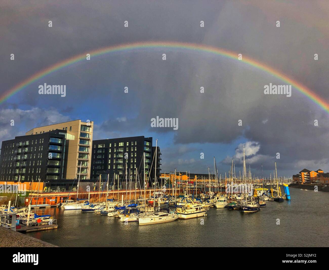 Rainbow su Penarth Marina su un pomeriggio burrascoso in marzo. Foto Stock