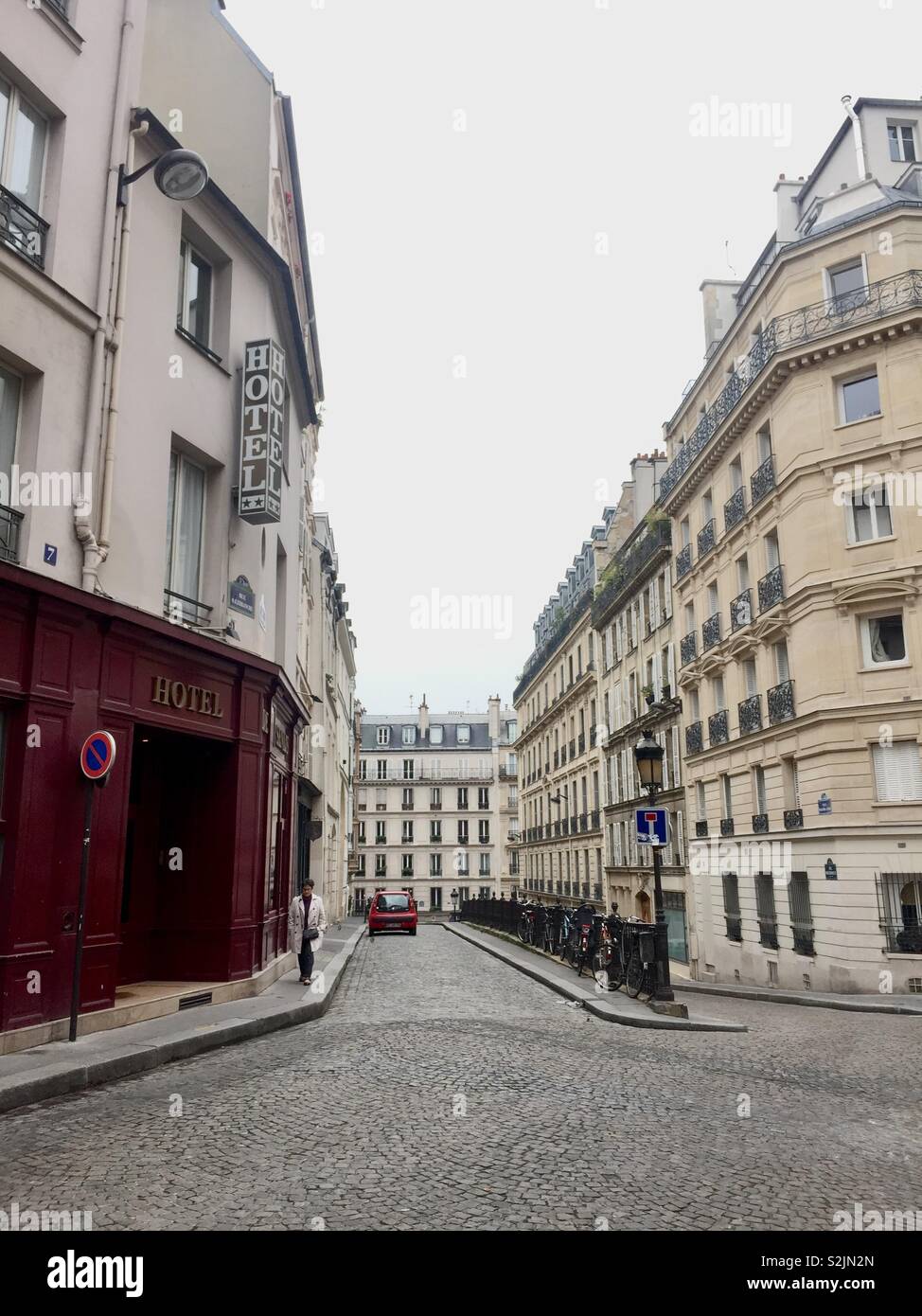 Scena di strada di Parigi, Francia. L'architettura francese. Giornata tranquilla. Foto Stock