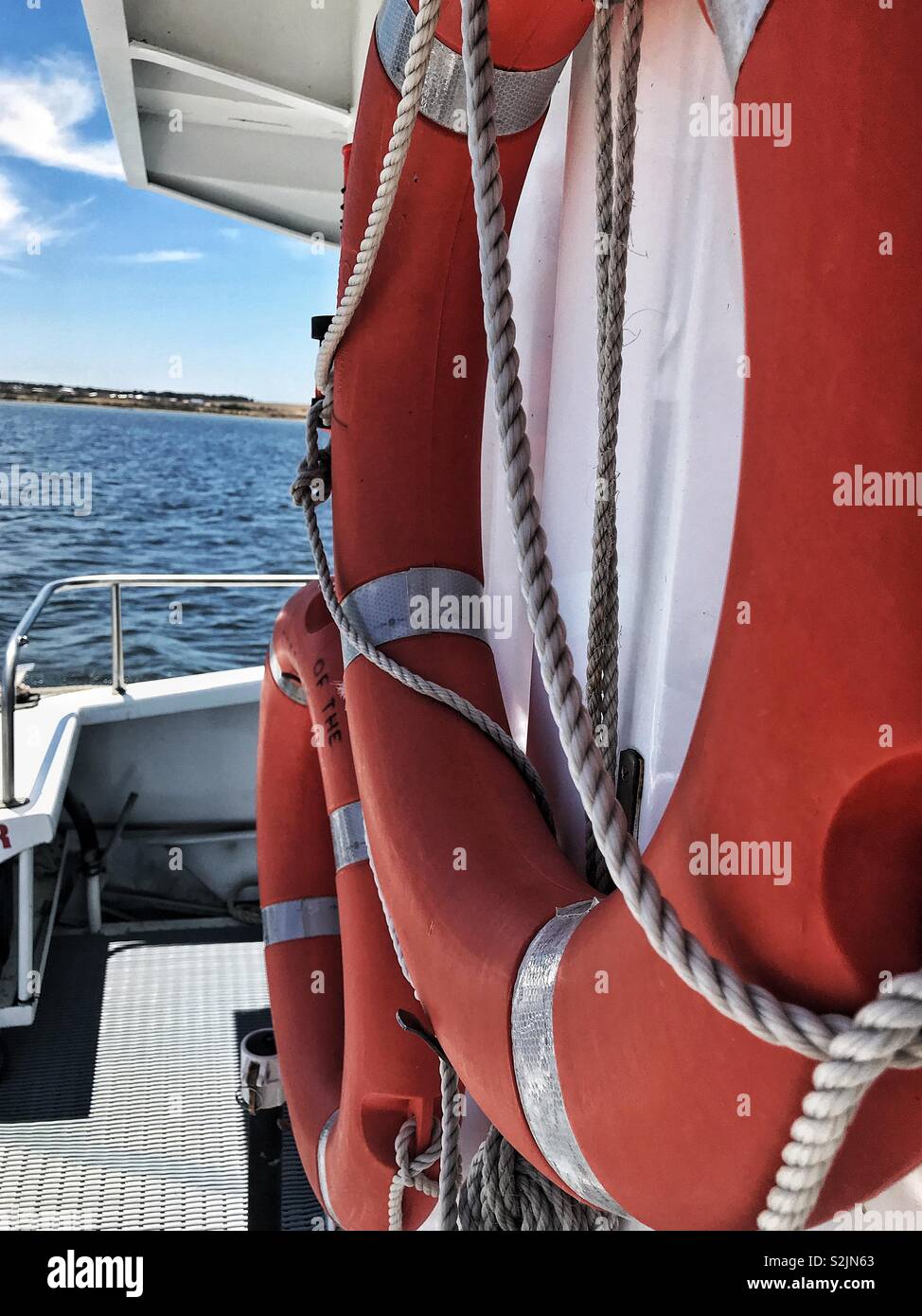 Barca con red lifeline su una soleggiata giornata estiva Foto Stock