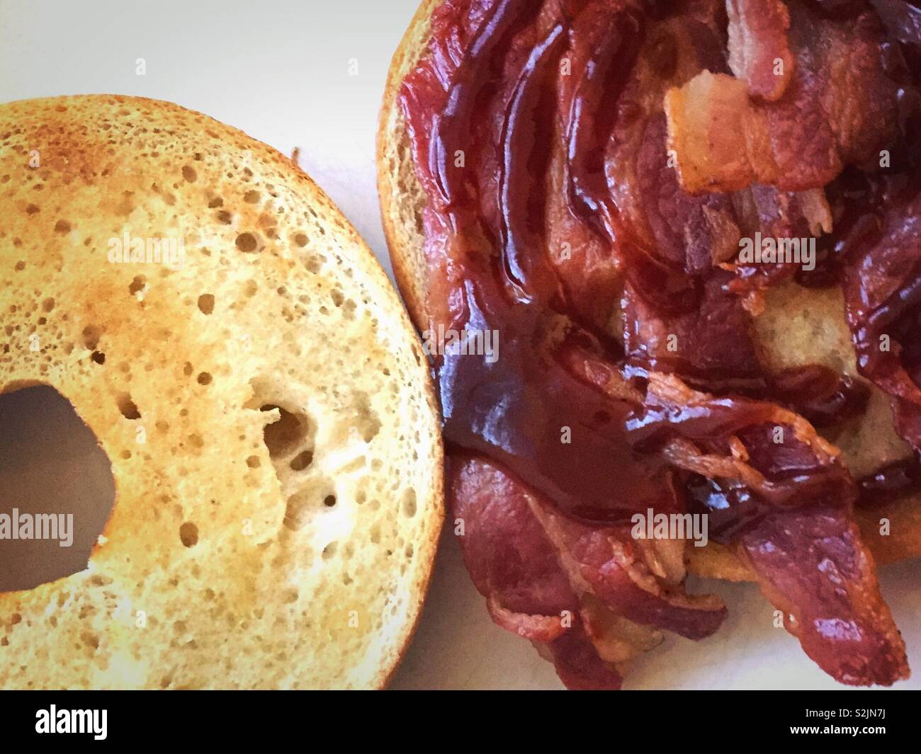 Rotolo di pancetta con salsa. Hp o Salsa ketchup. Croccante di gustosi piatti a base di carne. Alla griglia o fritto. Cafe cibo o mangiare a cena. Brioche bun bagel o. Scelta e in alternativa al tradizionale. Macelleria supermercato Foto Stock