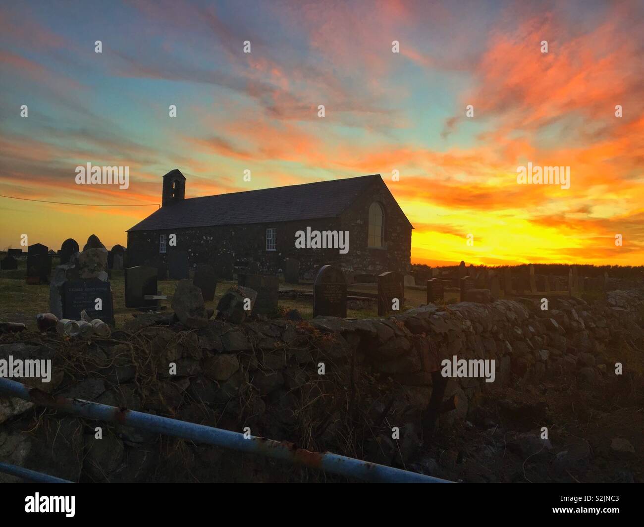 St Maelrhys' chiesa a Rhiw vicino a Porth Ysgo Galles del Nord 30 giugno 2018 al tramonto. Foto Stock