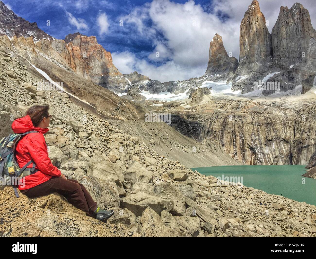 Giovane donna osservando la bellezza del Parco Nazionale di Torres del Paine in Patagonia Cile - Immagine stock catturata con smartphone