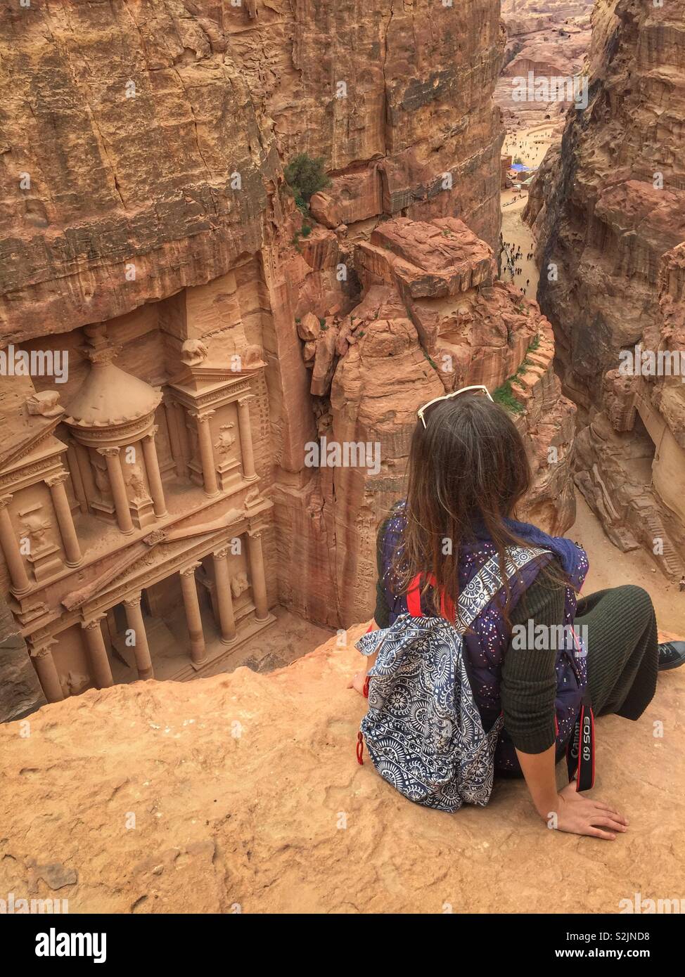 Giovane donna osservando la bellezza di Petra antica città in Giordania - Immagine stock catturata con smartphone