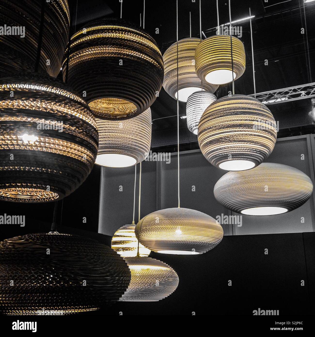 Cluster di accese le lampade a soffitto. Le due tonalità. Foto Stock