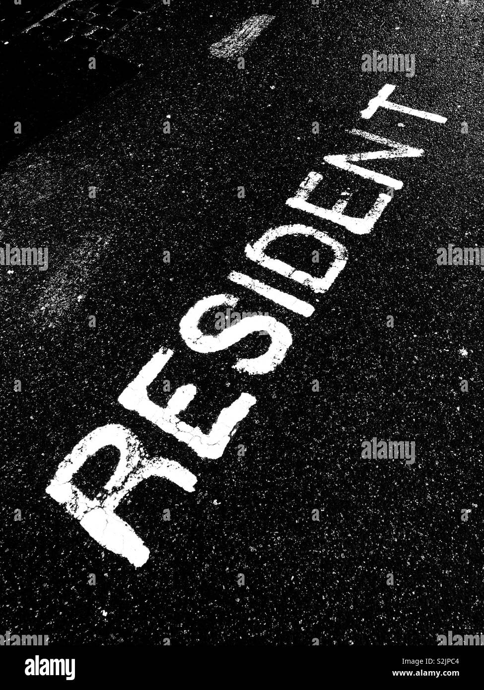 Residente nello spazio di parcheggio la segnaletica stradale. Glasgow. La Scozia. Regno Unito. Foto Stock