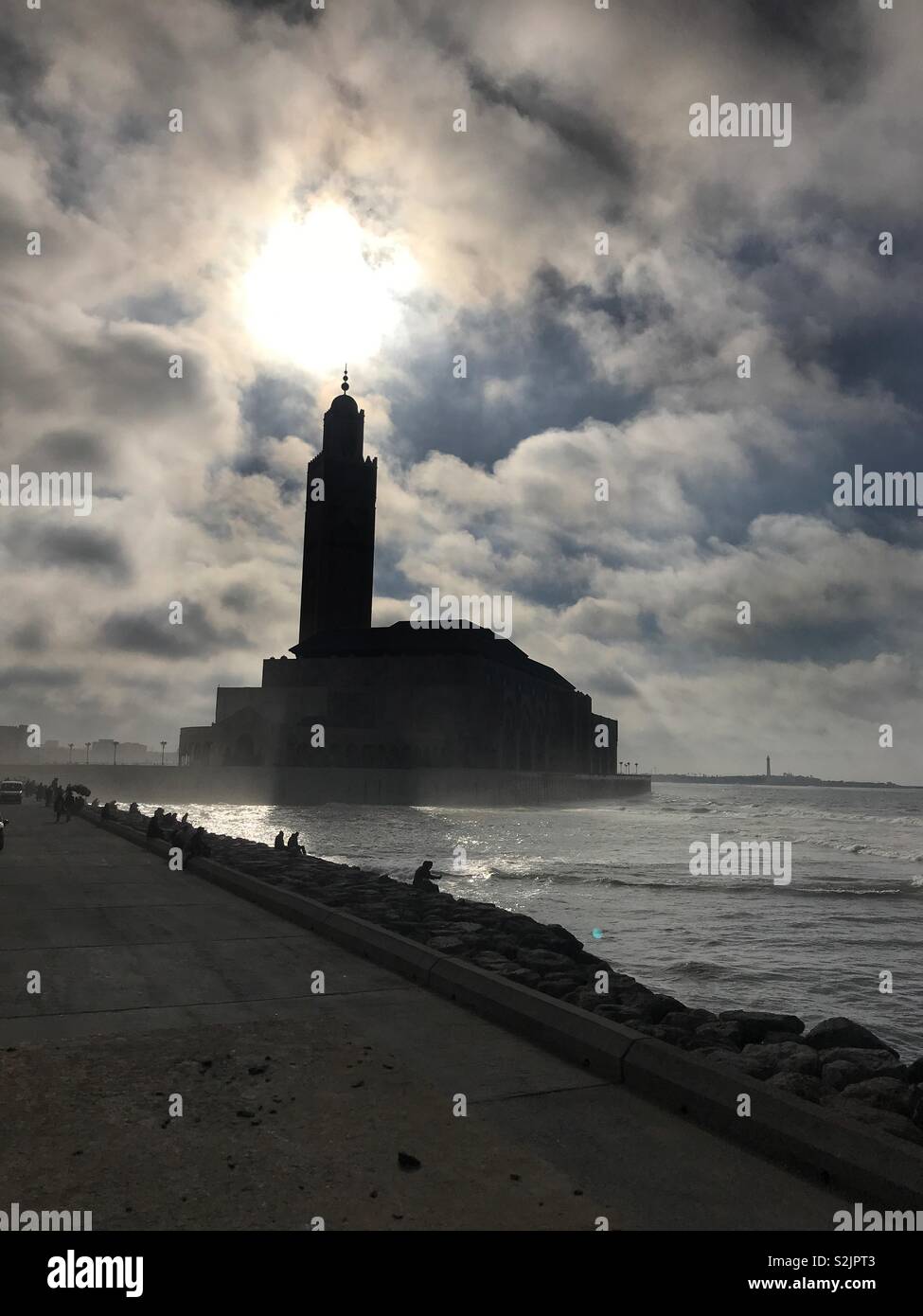 L'Illuminismo: silhouette di Al moschea di Hassan II a Casablanca - Immagine stock catturata con smartphone