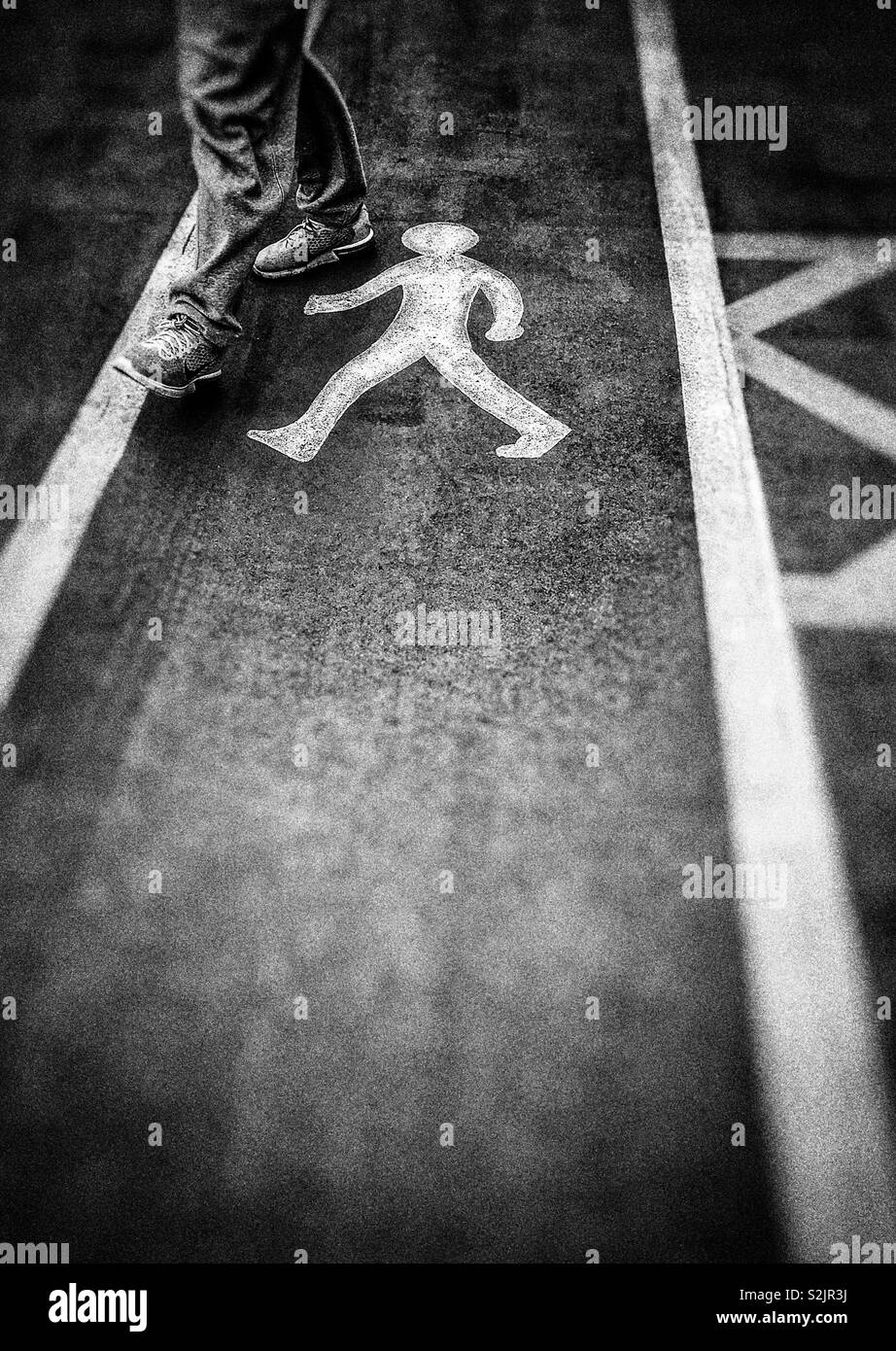 Pedone camminando per soli pedoni zona in un supermercato parcheggio auto. Marzo 2019. Foto Stock