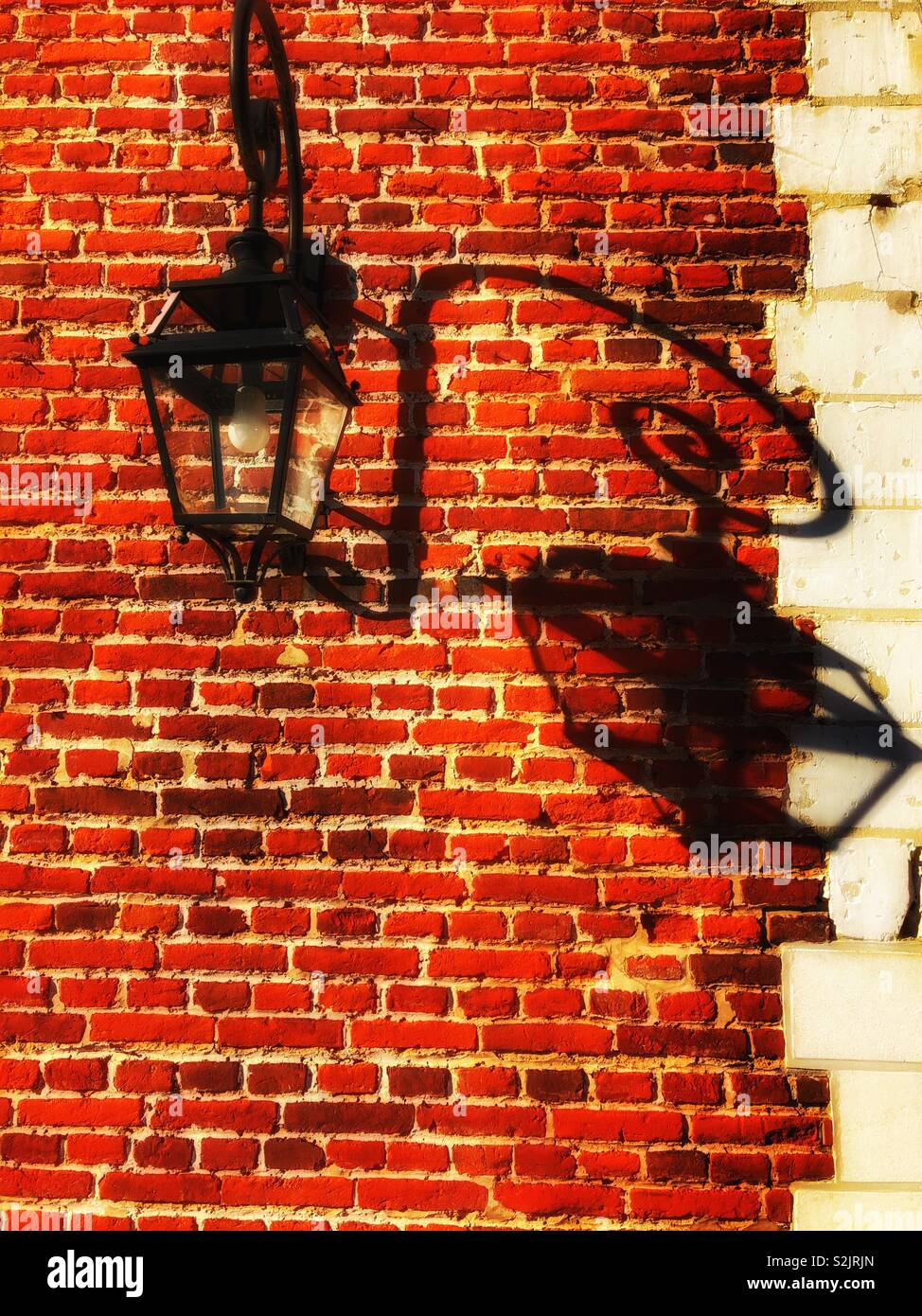 Lampada da parete e ombra su un vecchio chateau francese. Foto Stock