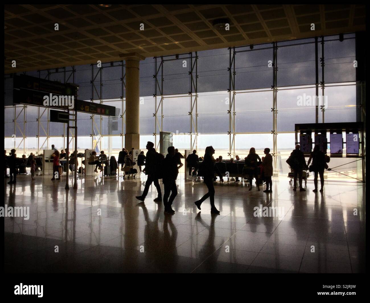 I viaggiatori in 'Departures' all'aeroporto El Prat di Barcellona, Catanonia, Spagna. Foto Stock