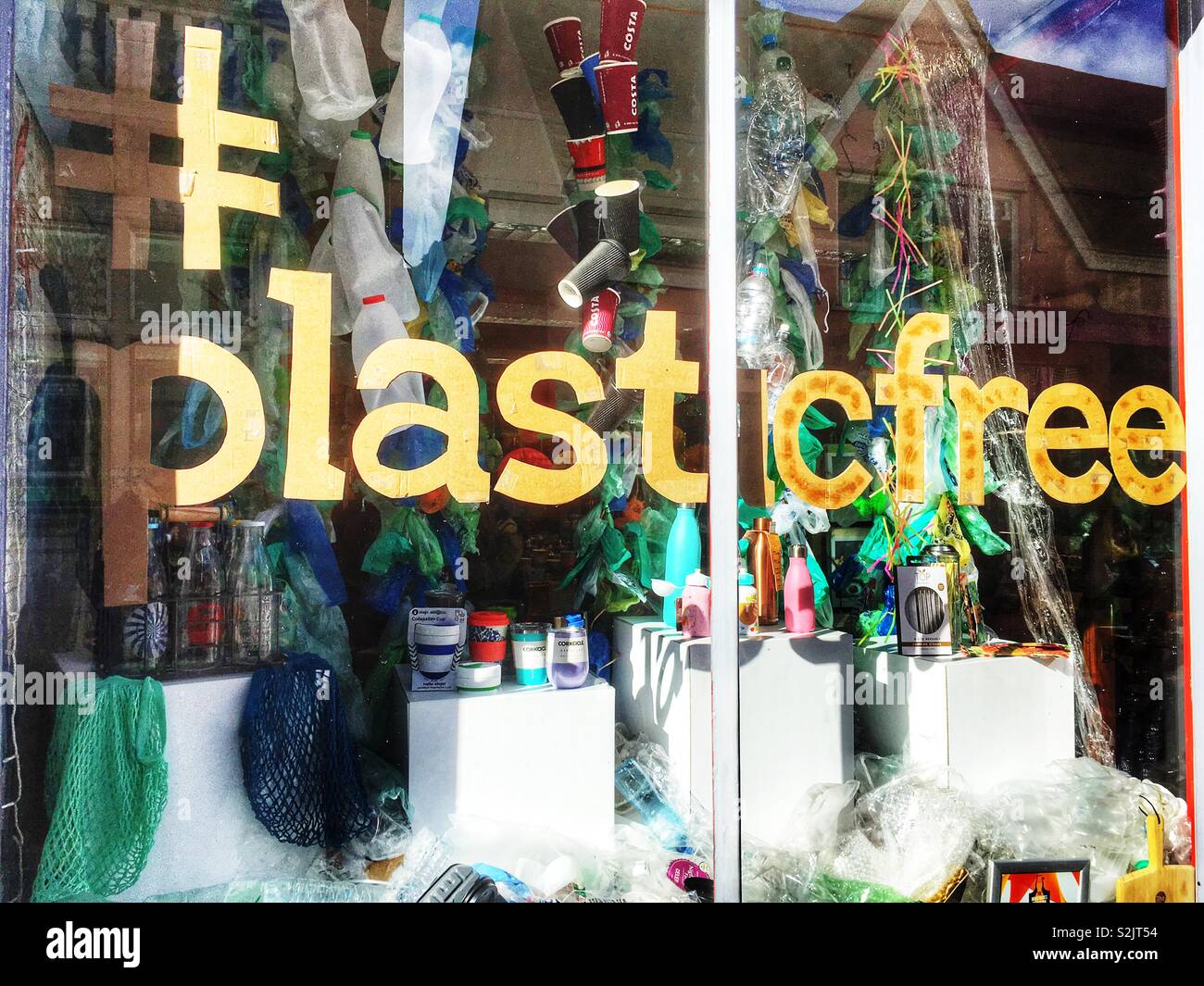 Plastica cucina libero usura negozio finestra display, Woodbridge, Suffolk, Regno Unito. - Immagine stock catturata con smartphone