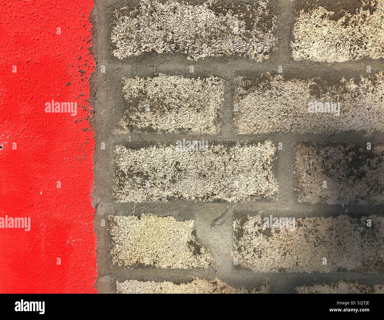 Striscia rossa lungo il lato di una parete del blocco Foto Stock