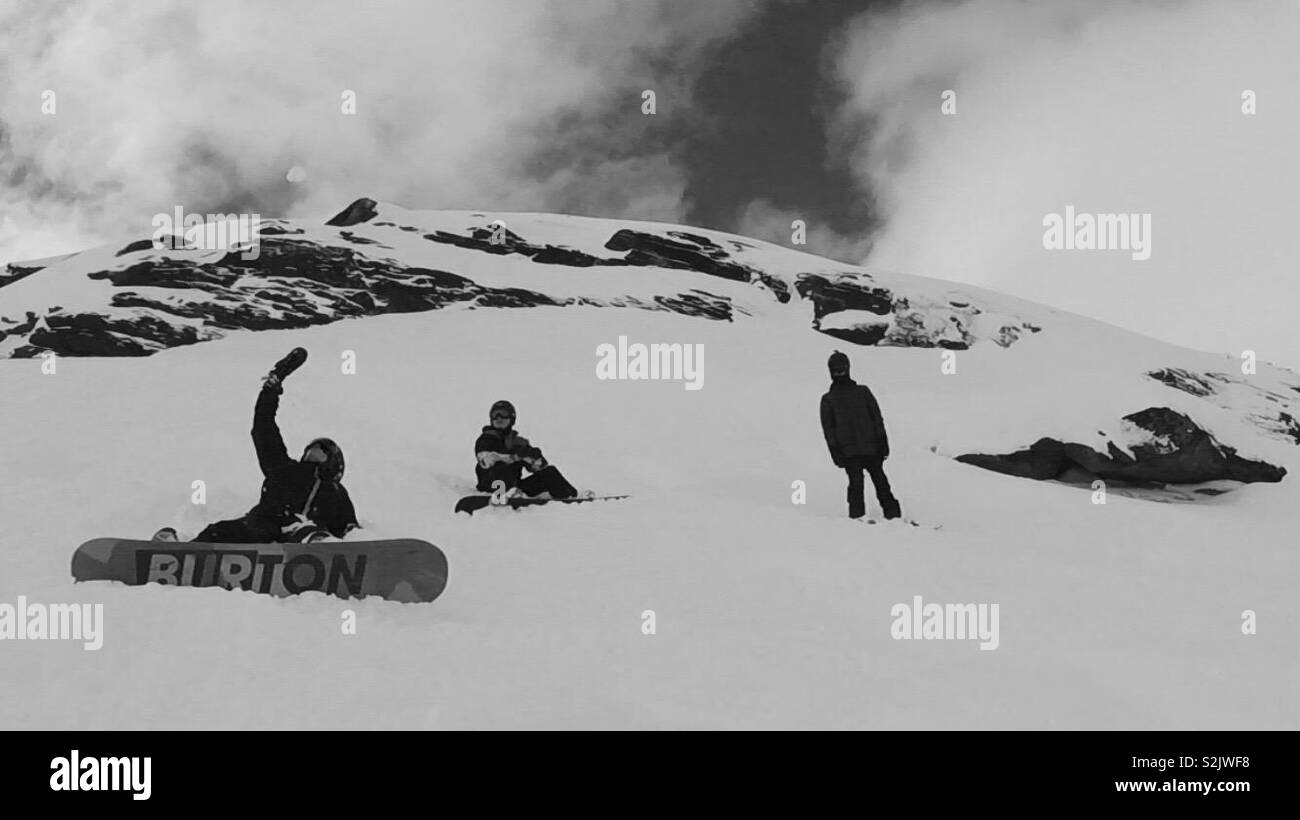 Gli appassionati di snowboard ammirando la vista Foto Stock