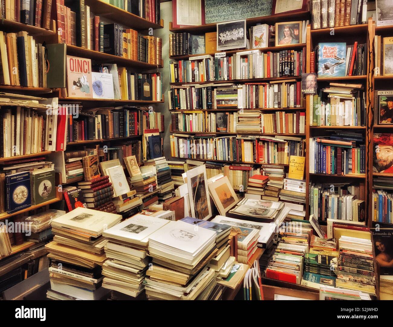 L'interno di un ben fornito di seconda mano book shop. Hanno bisogno di un libro? Guarda qui! Foto © COLIN HOSKINS. Foto Stock