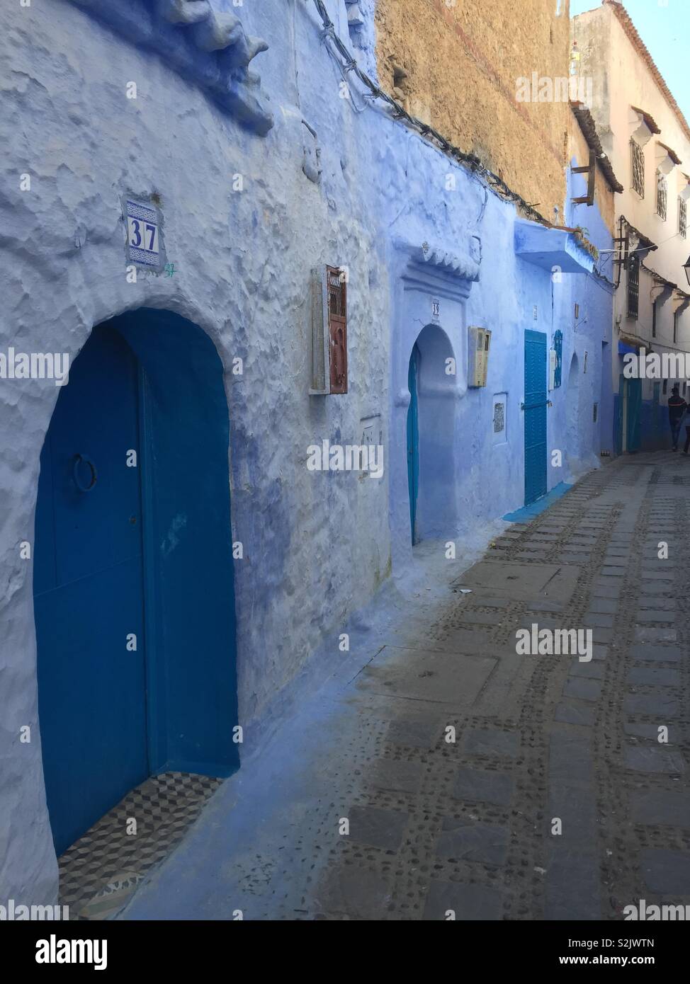 Il Blue Door modi in Medina vicolo, Chefchaoeun, Marocco, Africa Foto Stock