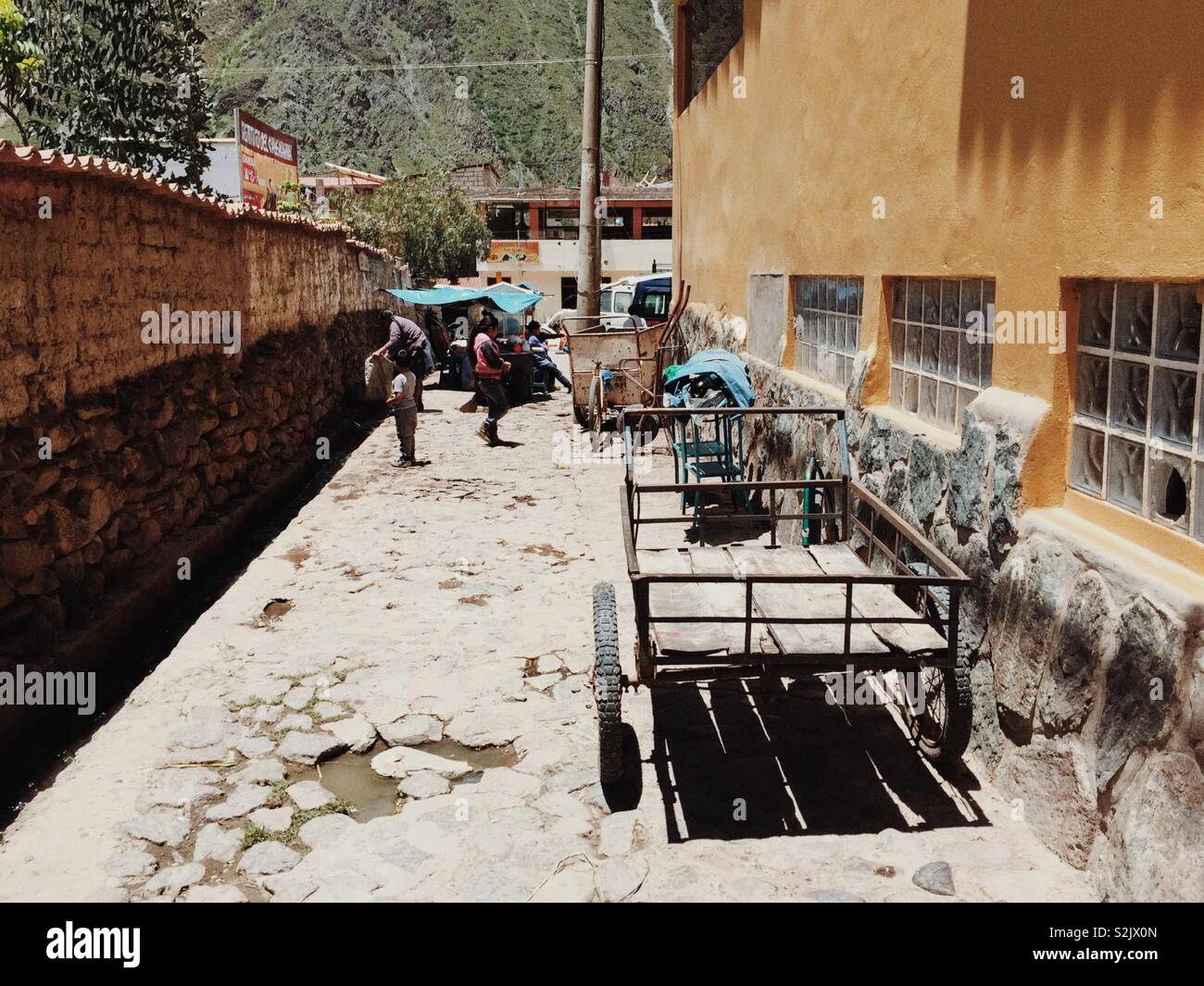 Street dietro la città di Ollantaytambo mercato in Perù - Immagine stock catturata con smartphone